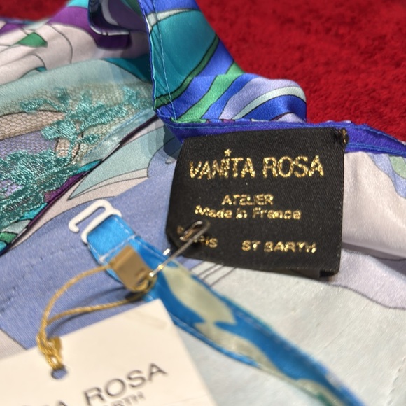 VANITA ROSA PARIS SILK PONCHO
ONE SIZE - Picture 9 of 10